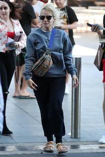 Lily Allen feet photo thumbnail