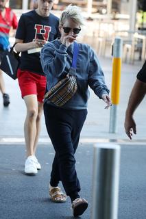 Lily Allen feet photo thumbnail