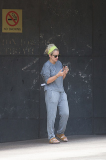 Lily Allen feet photo thumbnail
