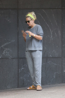 Lily Allen feet photo thumbnail