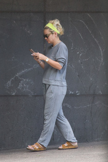 Lily Allen feet photo thumbnail
