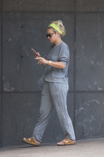 Lily Allen feet photo thumbnail