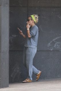 Lily Allen feet photo thumbnail