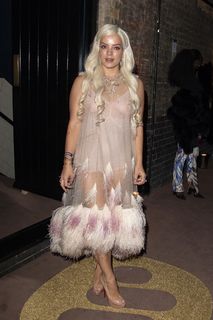 Lily Allen feet photo thumbnail