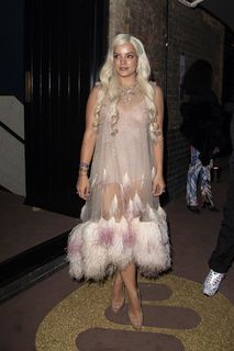 Lily Allen feet photo thumbnail