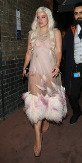Lily Allen feet photo thumbnail