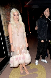 Lily Allen feet photo thumbnail