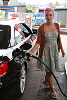 Lily Allen feet photo thumbnail