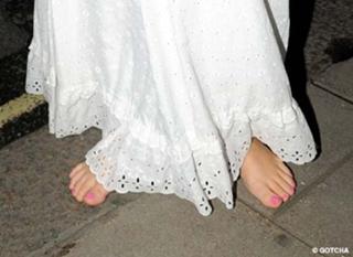 Lily Allen feet photo thumbnail