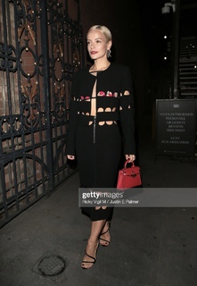 Lily Allen feet photo thumbnail