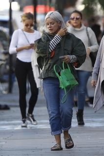 Lily Allen feet photo thumbnail