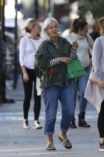 Lily Allen feet photo thumbnail