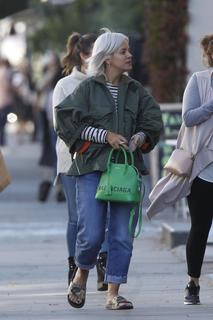 Lily Allen feet photo thumbnail