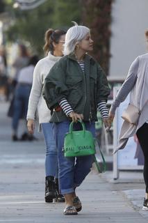 Lily Allen feet photo thumbnail