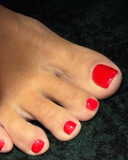 Lily Allen feet photo thumbnail