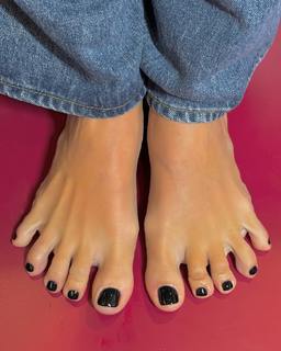 Lily Allen feet photo thumbnail