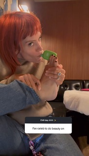 Lily Allen feet photo thumbnail