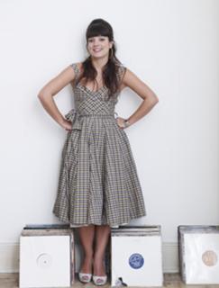 Lily Allen feet photo thumbnail