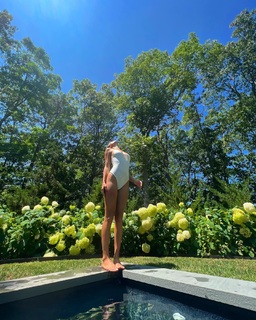 Lily Chee feet photo thumbnail