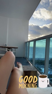 Lily Chee feet photo thumbnail