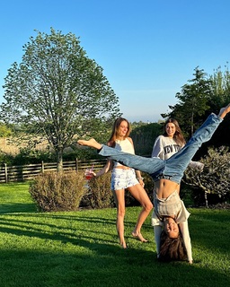 Lily Chee feet photo thumbnail