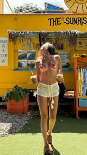 Lily Chee feet photo thumbnail