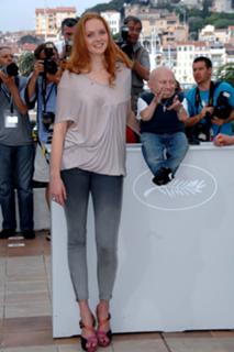Lily Cole feet photo thumbnail
