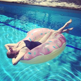 Lily Cole feet photo thumbnail