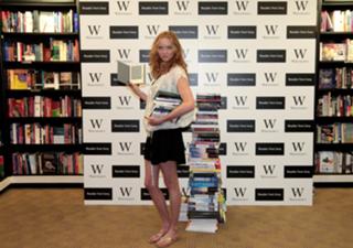 Lily Cole feet photo thumbnail