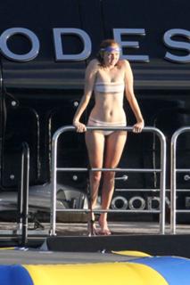 Lily Cole feet photo thumbnail