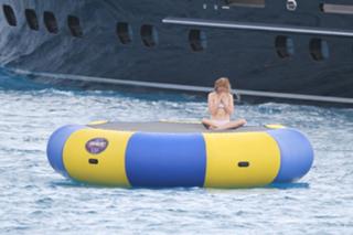 Lily Cole feet photo thumbnail