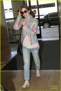 Lily Collins feet photo thumbnail