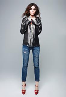 Lily Collins feet photo thumbnail