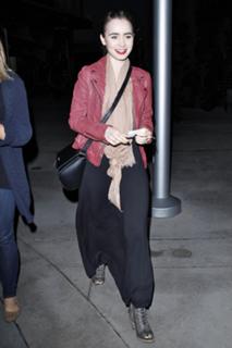 Lily Collins feet photo thumbnail