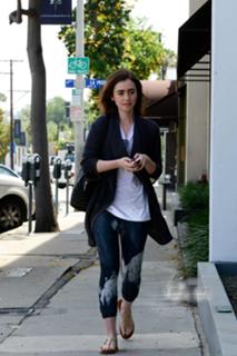 Lily Collins feet photo thumbnail