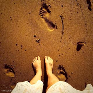Lily Collins feet photo thumbnail