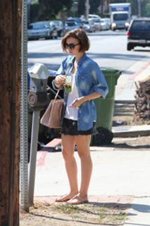 Lily Collins feet photo thumbnail