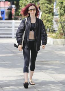 Lily Collins feet photo thumbnail