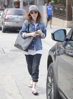 Lily Collins feet photo thumbnail