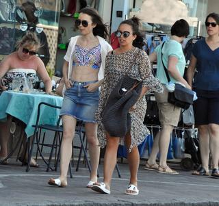 Lily Collins feet photo thumbnail