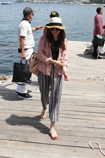 Lily Collins feet photo thumbnail