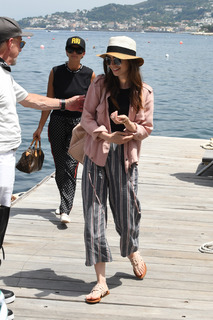 Lily Collins feet photo thumbnail