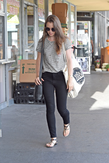 Lily Collins feet photo thumbnail
