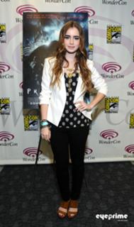 Lily Collins feet photo thumbnail