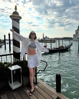 Lily Collins feet photo thumbnail