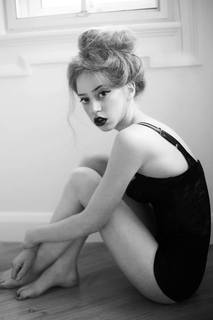 Lily Newmark feet photo thumbnail