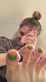 Lily Newmark feet photo thumbnail