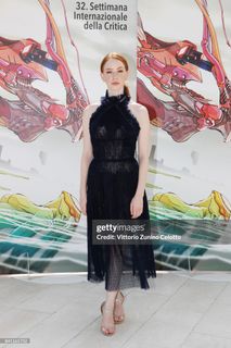 Lily Newmark feet photo thumbnail