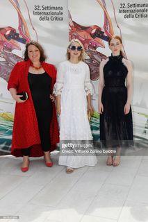 Lily Newmark feet photo thumbnail