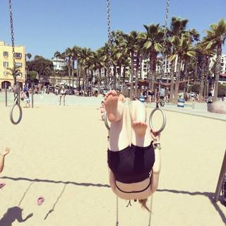 Lily Rabe feet photo thumbnail